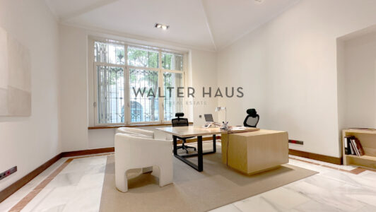 Oficina reformada en alquiler con plazas de garajes en Almagro, Madrid