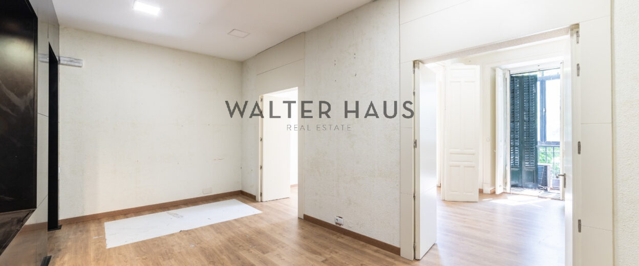 Completely renovated office with views of the Retiro Park in Jerónimos, Madrid.