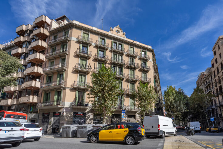 Edificio modernista rehabilitado de 1904 en chaflán del Eixample, Barcelona