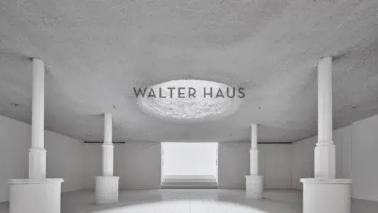 Local comercial reformado de diseño con doble acceso en el centro de Barcelona