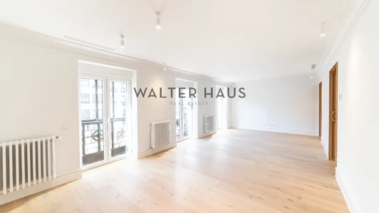 Completely renovated apartment for sale in Recoletos, Madrid.