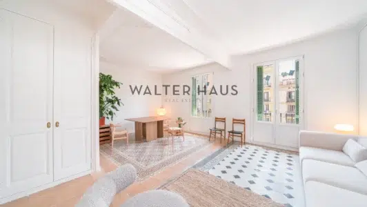 Piso reformado de 3 habitaciones en venta en Ronda Sant Antoni, Barcelona