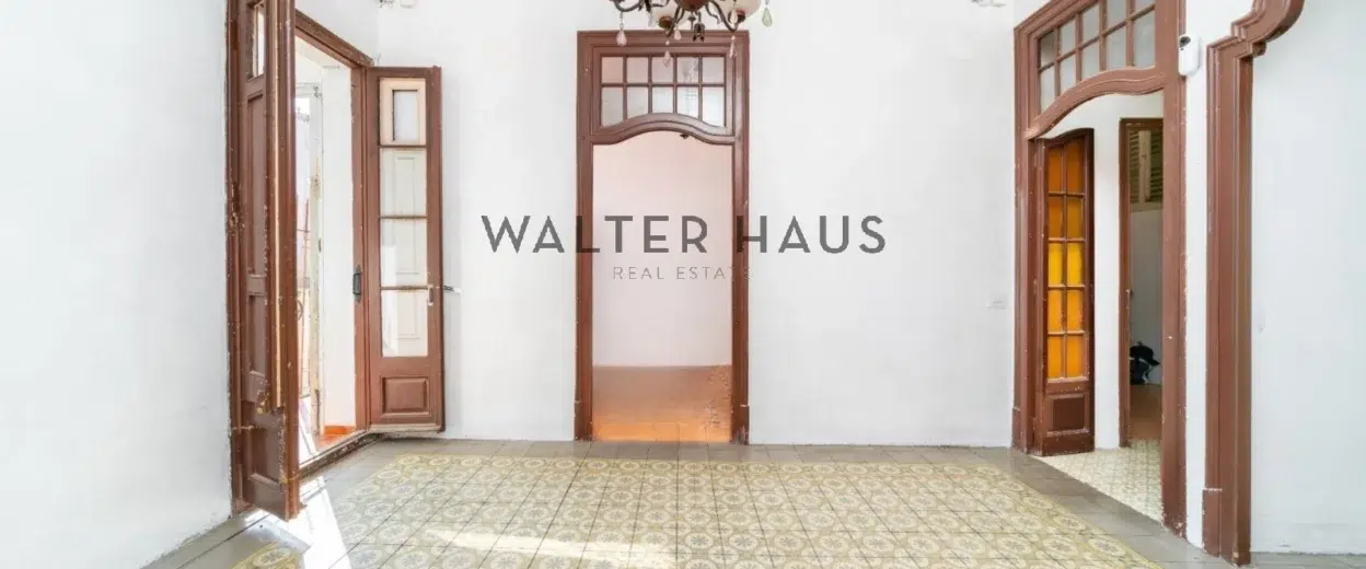 Apartment with private terrace to renovate in a stately building in the Quadrat d’Or, Barcelona