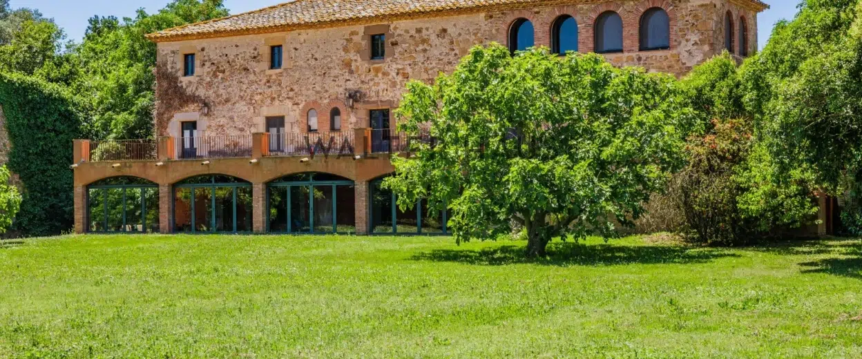 Impressionant masia del segle XV a Parlavà, Girona