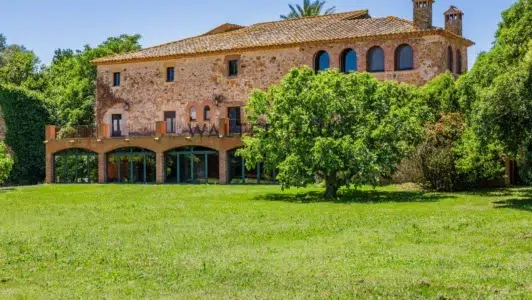Impresionante masía del siglo XV en Parlavà, Girona