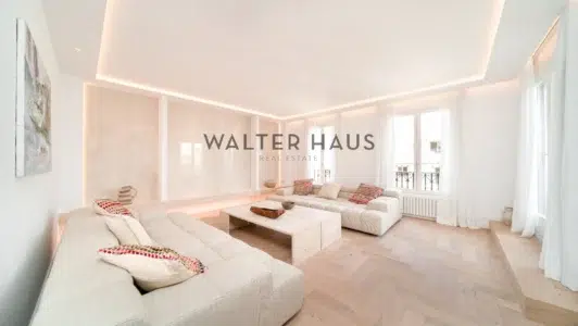 Ático de lujo reformado con terraza en finca clásica de 1900 en el Eixample, Barcelona