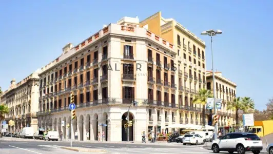 Promoción exclusiva de pisos reformados en finca regia en Port Vell, Barcelona