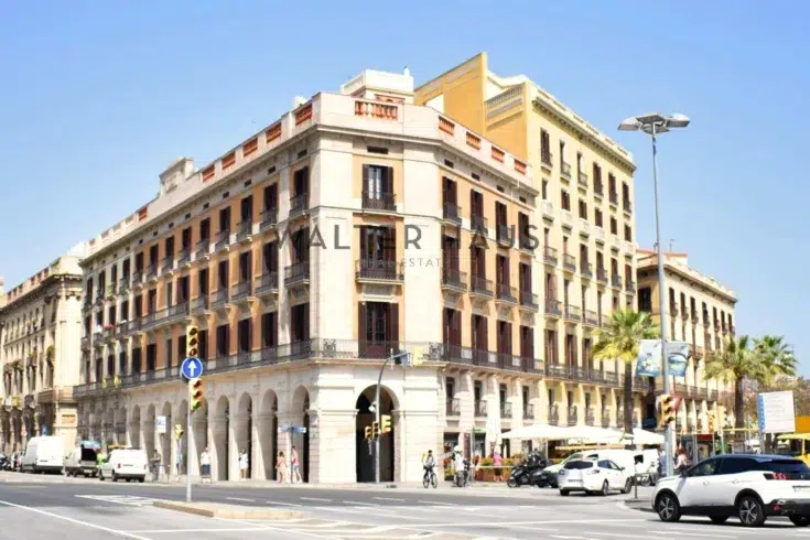 Promoción exclusiva de pisos reformados en finca regia en Port Vell, Barcelona