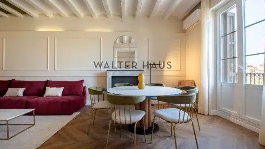 Exclusivo piso reformado con balcón y vistas al puerto en finca regia en Port Vell, Barcelona