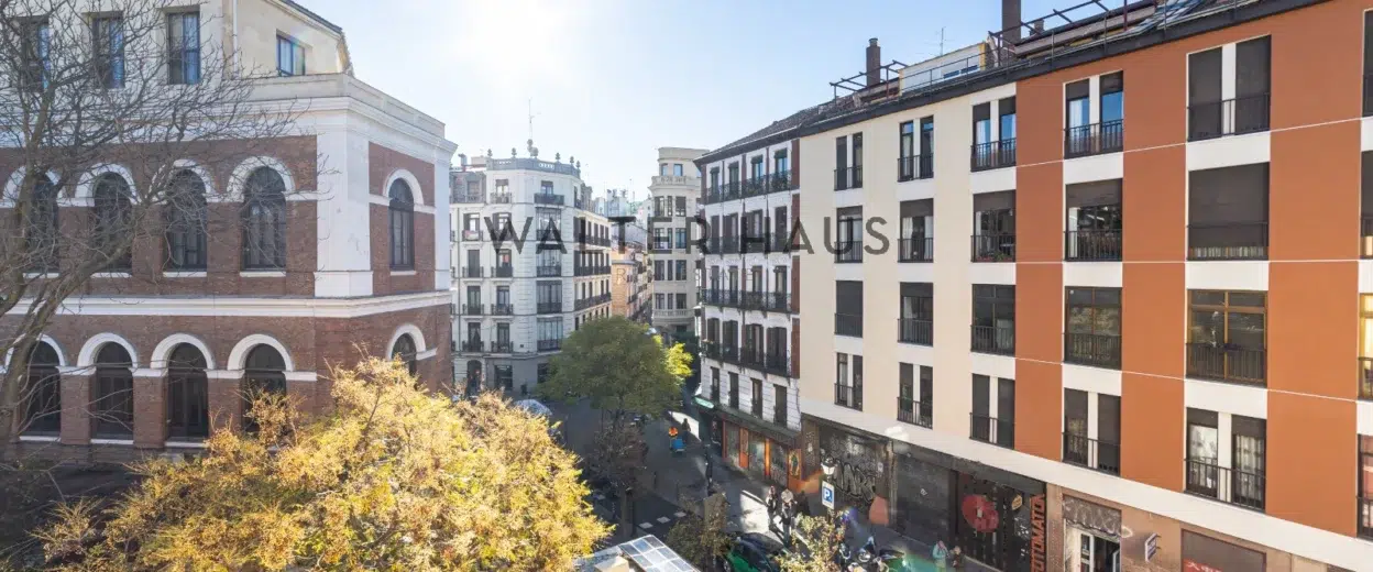 Appartement extérieur à vendre avec place de parking, en plein centre-ville de Madrid.