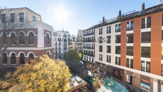 Appartement extérieur à vendre avec place de parking, en plein centre-ville de Madrid.