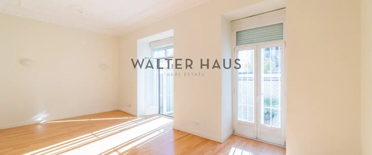 Apartment for sale to renovate with parking space in a building in Lista, Madrid.