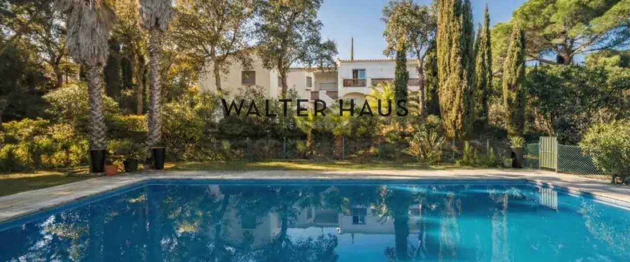 Propietat de cinc apartaments amb llicència turística, Calonge