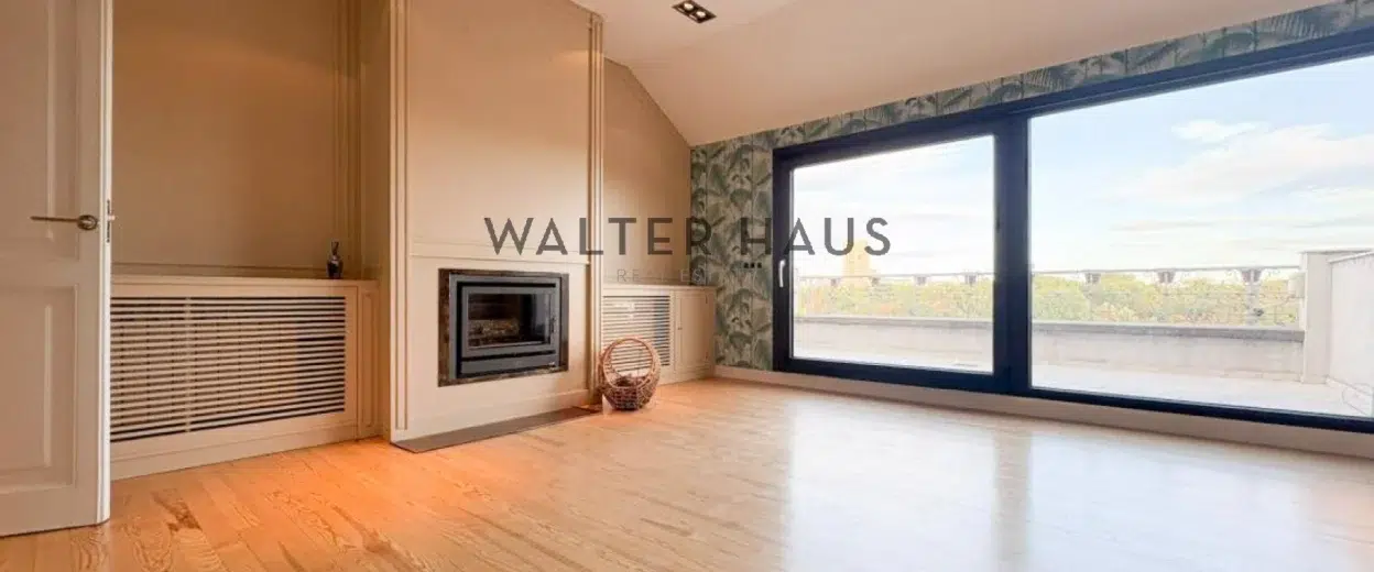 Àtic dúplex de lloguer amb àmplia terrassa a Jerónimos, Madrid.