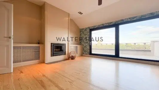 Ático dúplex en alquiler con amplia terraza en Jerónimos, Madrid.